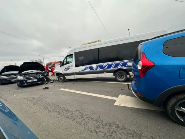 Accident cu 6 mașini, într-o intersecție din București. 12 oameni au ajuns la spital