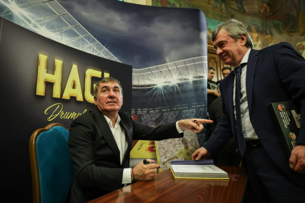 Gheorghe Hagi și-a lansat autobiografia, „Hagi – Drumul meu”. Legendele fotbalului românesc au stat la coadă pentru a obține un exemplar cu autograf