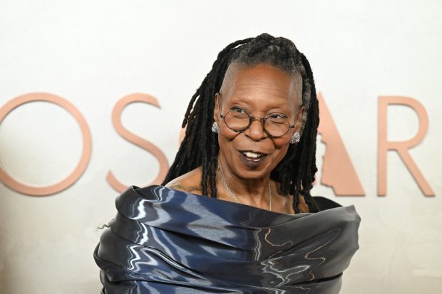 Rochia „apă lichidă” purtată de Whoopi Goldberg la Premiile Oscar 2025. Actrița în vârstă de 69 de ani și-a arătat și tatuajul de pe umăr