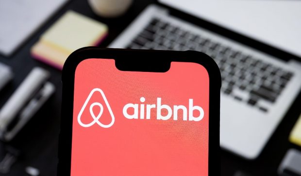 Airbnb și Booking, în vizorul ANAF: zeci de mii de proprietari au obținut 260 de milioane de lei ilegal