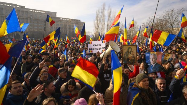 Susținătorii lui Călin Georgescu sunt în fața sediului CCR, înaintea verdictului privind candidatura la prezidențiale. Pază sporită
