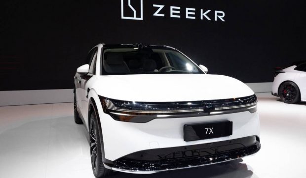 Rivalul Tesla din China va oferi gratuit un sistem avansat de asistenţă pentru şoferi: „un război al preţurilor”