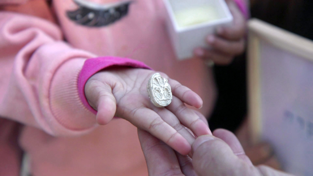 O fetiță de trei ani a descoperit un sigiliu vechi de 3.800 de ani în timp ce se plimba cu familia, în Israel