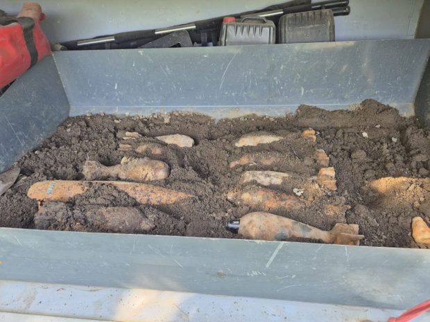 12 „elemente de muniţie neexplodată”, găsite de detectoriști de metale amatori într-o zonă plină de turiști, în Iași. Pirotehniștii au intervenit de urgență