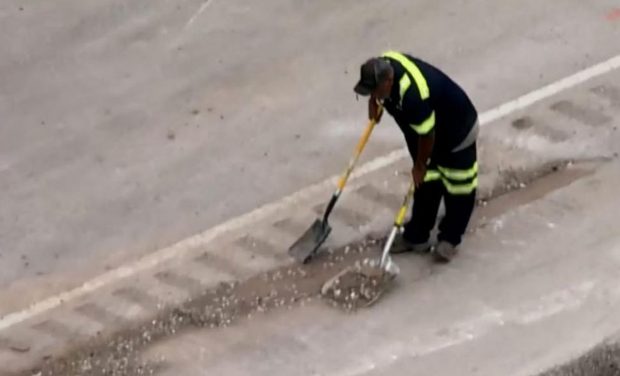 Grămezi de bani adunați de pompieri cu lopeți și aspiratoare, după ce un TIR încărcat cu monede s-a răsturnat pe o autostradă din Texas