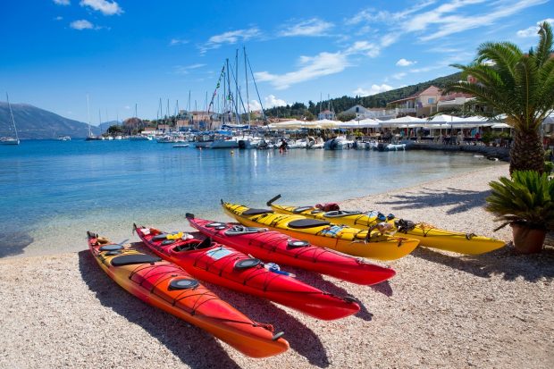 Top 10 plaje din Kefalonia pentru iubitorii de sporturi nautice