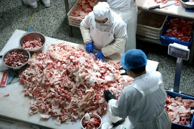 O femeie concediată la două săptămâni după ce a fost angajată într-un abator din Austria a primit despăgubiri de 4.500 de euro