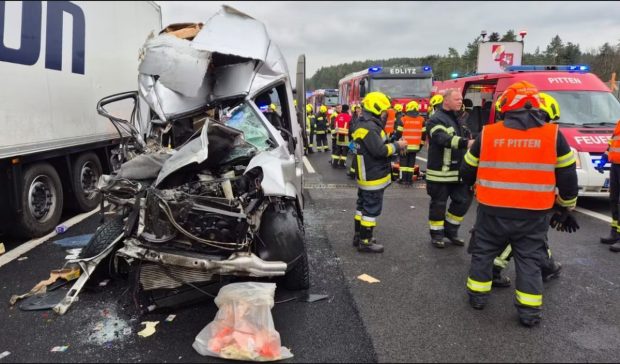 Patru ucraineni morți și patru grav răniți, într-un microbuz care a lovit un camion, pe o autostradă din Austria
