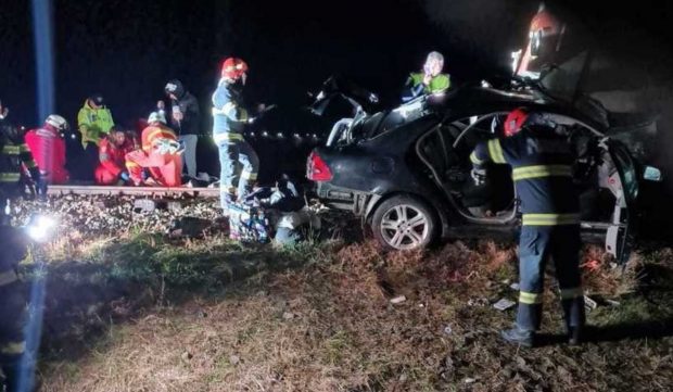 Mașină spulberată de tren la Podu Iloaiei, în județul Iași. O femeie a murit și doi bărbați au fost răniți