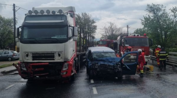 Un șofer italian a murit pe loc după ce a intrat pe contrasens și s-a lovit frontal de un TIR, pe DN 76, între Deva și Oradea