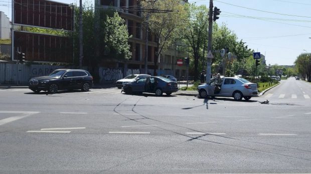 De Paște, în loc de ouă roșii, doi șoferi din București și-au ciocnit mașinile, lângă Grădina Botanică „Dimitrie Brândză”