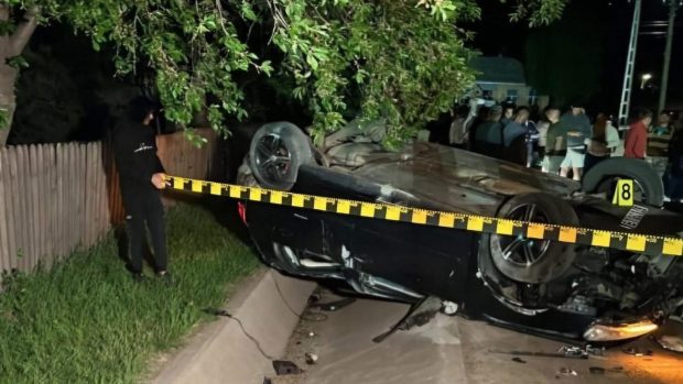 Moarte violentă filmată pe un drum din Botoșani, unde un șofer a fost aruncat prin parbriz în curtea unei case