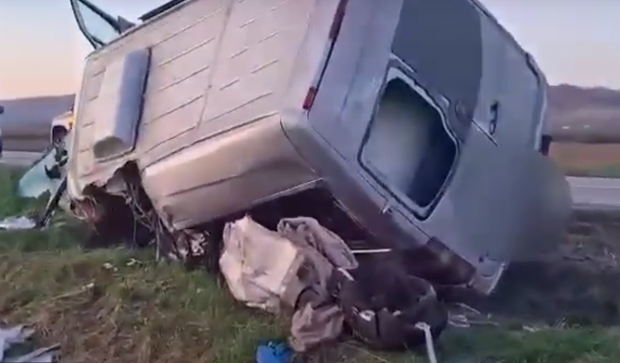 Trei oameni au murit în Câțcău, județul Cluj, după ce un microbuz a fost spulberat de un camion și aruncat de pe șosea, într-un șanț