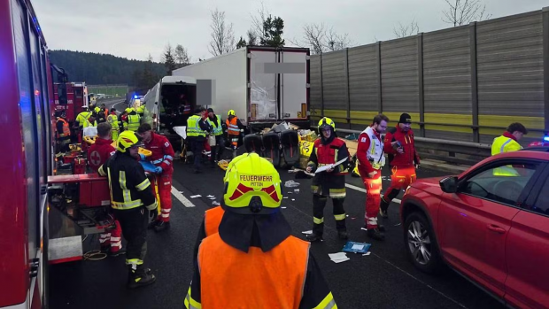 Pompierii care au intervenit la accidentul din Austria în care au murit 4 ucrainence au nevoie de psiholog: „S-au târât pe cadavre ca să ajungă la răniți”