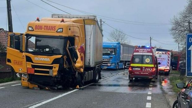 Trafic oprit pe DN1 în Bihor, după un impact puternic între un TIR și o mașină. Rezervorul camionului a fost spart