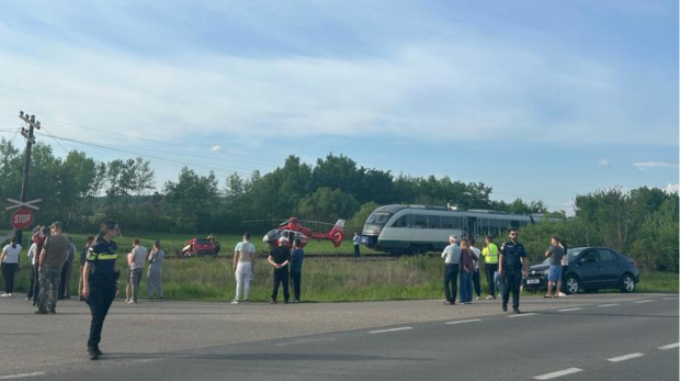 Un șofer și soția sa au murit, după ce li s-a oprit motorul fix pe linia de cale ferată și un tren le-a lovit mașina, în Timiș
