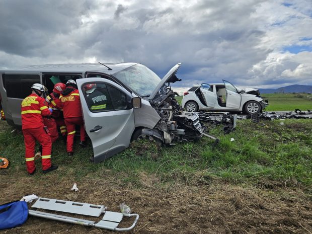 Un mort și cinci răniți, pe DN13, după ce un autoturism şi un microbuz s-au ciocnit violent