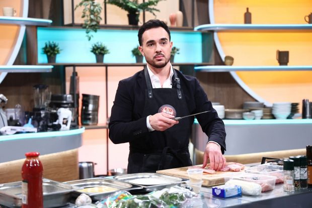 Imagine Stire Adrian Doroftei, fiul lui Leonard Doroftei, la Chefi la cuțite 2025. Cum și-a descoperit pasiunea pentru gastronomie după ce a lucrat în managementul aviatic | 2review.ro