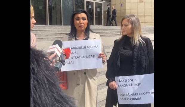 Imagine Stire Adriana Bahmuțeanu, protest în mijlocul străzii: „Stop abuzului”. A mers în fața Tribunalului București alături de o vedetă și de o prietenă | 2review.ro
