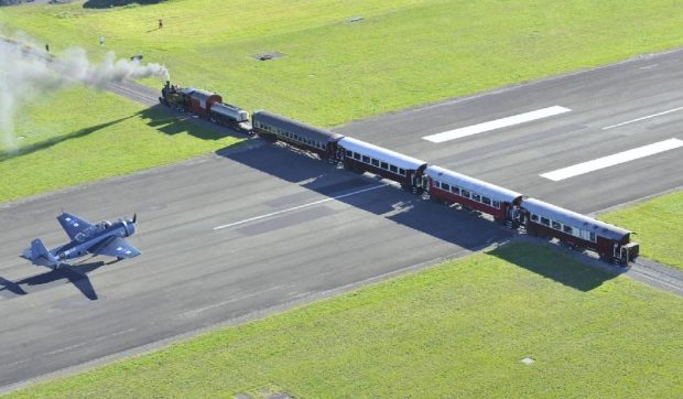 Cel mai înfricoșător aeroport din lume? Piloții evită trenuri care traversează pista