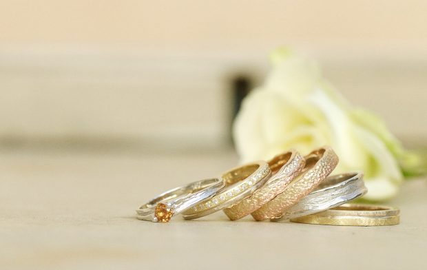 Alegerea verighetelor – sfaturi practice pentru viitorii miri și avantajele verighetelor handmade
