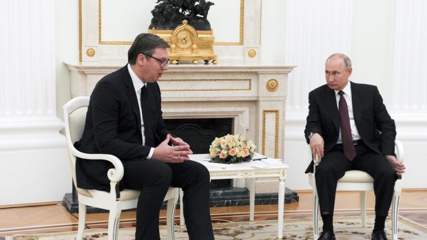UE avertizează Serbia că-i poate bloca aderarea dacă președintele Aleksandar Vucic merge la parada lui Vladimir Putin din 9 mai
