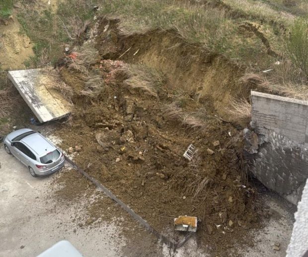 Un zid de susținere s-a prăbușit peste parcarea unui bloc din Iași. Dezvoltatorul dă vina pe locatari