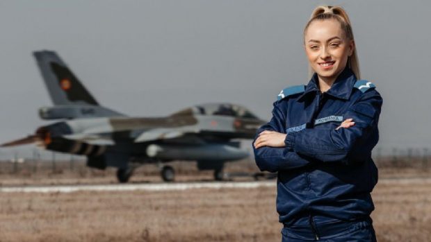 Andreea Lukacs, clujeanca pentru care avioanele F-16 nu mai au nici un secret: „Curajul, disciplina și devotamentul nu au gen”
