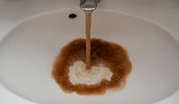 La robinetele din Breaza curge apă infestată cu o bacterie care provoacă toxiinfecție alimentară