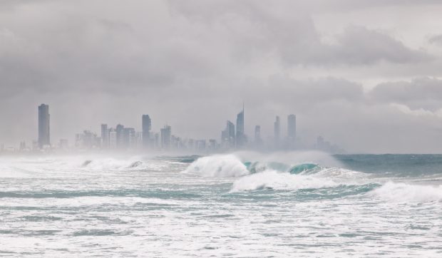 Valuri uriașe lovesc coastele Australiei: cinci persoane înecate, două dispărute