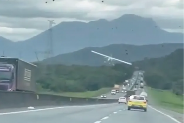 Momentul în care un avion scăpat de sub control aterizează pe autostradă chiar în fața unei cisterne | VIDEO