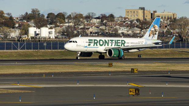 Femeie de 76 de ani refuzată la îmbarcare în avion din cauza papagalului, rămasă blocată în Puerto Rico