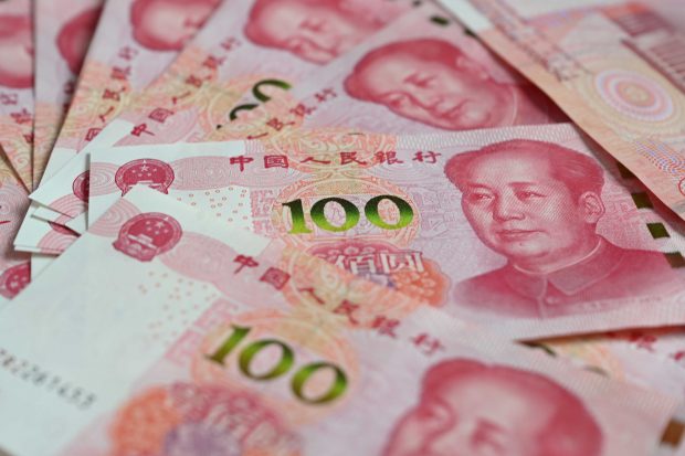 China își slăbește intenționat yuanul în fața tarifelor impuse de Trump, intensificând războiul comercial