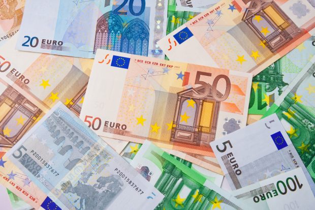Bulgaria face ultimele pregătiri pentru trecerea la moneda europeană: din vară, prețurile vor fi afișate și în leva, și în euro