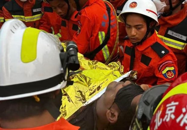 Un bărbat a fost găsit în viață, sub dărâmături, după 125 de ore de la cutremurul din Myanmar I VIDEO