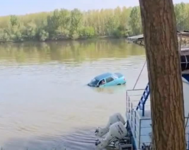Un bărbat a sărit cu mașina într-un râu, după ce a crezut că și-a omorât vecinul din greșeală