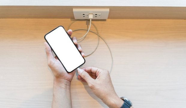 Căldura extremă poate „regenera” bateriile de pe smartphone-uri sau le poate face să ia foc: chinezii susțin că au găsit temperatura perfectă