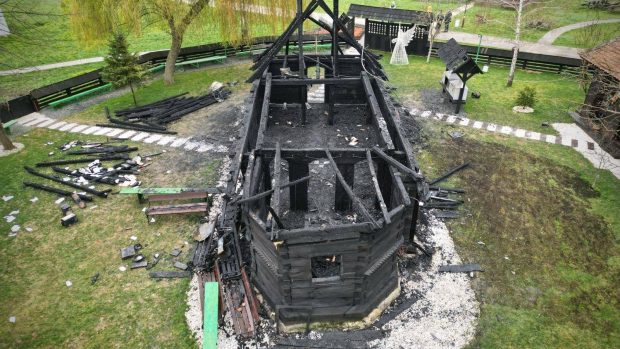 Circumstanțele incendiului care a distrus cea mai valoroasă biserică de lemn din Banat. Șeful de la Monumente: „Instalația electrică era pusă direct pe clădire”