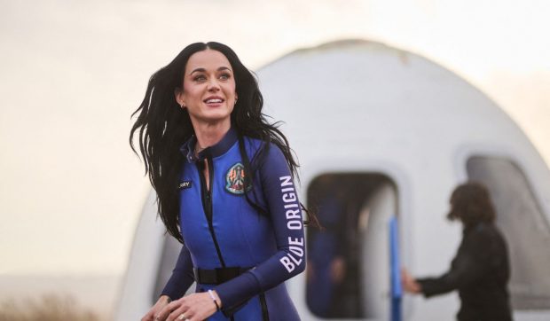 Blue Origin, acuzată de înscenare după un clip cu trapa deschisă din interior, înainte ca Katy Perry să coboare