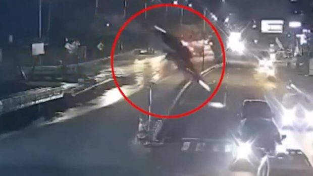 Imagini cu un BMW care „zboară” de pe un pod neterminat, în Indonezia. Șoferul susține că de vină au fost indicațiile Google Maps