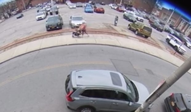 Momentul în care o bunică și nepoții ei evită la limită o explozie de canal pe o stradă din New York I VIDEO   