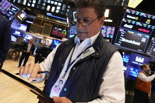 Bursele din Europa și de pe Wall Street s-au prăbușit după ce China a ripostat în urma tarifelor SUA. Tesla lui Elon Musk, pe minus cu 4%. Trump: „China a jucat greșit. S-a panicat”