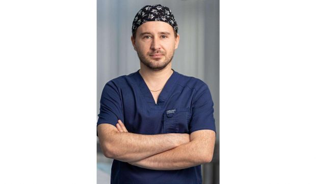 De ce pot eșua operațiile estetice. Analiza cazului Donatella Versace, explicată de chirurgul plastician dr. Valentin Vlădoiu