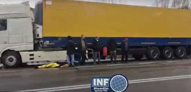 Cadavrul unui fost viceprimar, abandonat de polițiști pe marginea drumului, după un accident în care o mașină s-a izbit de două TIR-uri, între Oradea și Cluj. Reacția IPJ Cluj
