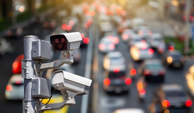 Șoferii care stau pe telefon la volan vor fi prinși de camere inteligente. Anunțul CNAIR