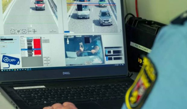 Noile camere din trafic filmează șoferii care folosesc telefonul la volan. Amenda vine direct acasă