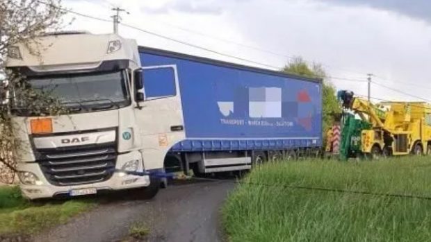 Șofer român de TIR, prins beat în Franța, după ce s-a rătăcit cu camionul și s-a blocat pe un drum de țară. Cum a încercat să se scuze