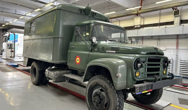 Un camion militar vechi de 51 de ani, readus la viață de către un pasionat de mașini. A fost utilizat de Armata Română