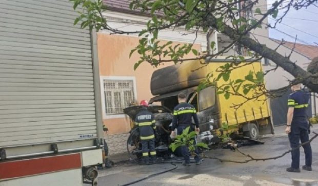 Un bărbat din Arad a incendiat o camionetă după ce s-a certat cu proprietarul acesteia, dar s-a întors la locul faptei pentru că își uitase telefonul