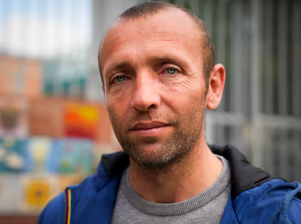 Bogdan și ceilalți oameni fără adăpost din Piața Sf. Petru deplâng moartea Papei Francisc: „Săptămânal, invita la cină 12 dintre noi. Nu am mai mâncat nimic de două zile”